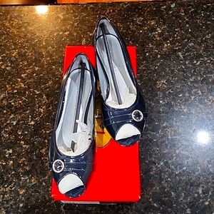 Talbot Size 7 INK Blue Leather Peep Toe flat.